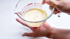 Đun nồi nước sôi, cho nước sốt vào giữ ấm đến khi sử dụng để sốt luôn được ngon nha.