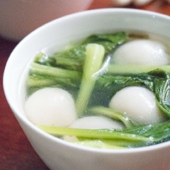 Phia thơm hành tím băm còn lại cùng 1/2 muỗng canh dầu ăn rồi cho 4 chén nước vào đun sôi. Nêm 1 muỗng canh nước mắm, 2 muỗng cà phê hạt nêm và 2 muỗng cà phê bột ngọt. Cho những viên bánh vào đến khi thấy bánh bắt đầu nổi lên thì cho tiếp cải ngọt vào đảo nhẹ tay rồi tắt bếp, múc ra tô và thưởng thức.
