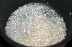 Gạo nếp, gạo tẻ vo sạch, cho vào nồi cùng 1.5 lít nước, nấu sôi.
