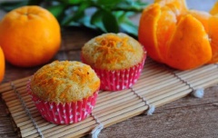 Bánh chín lấy ra khỏi lò, để chừng 5-10 phút cho bánh nguội bớt sau đó đặt bánh lên khay cho nguội hẳn. Nếu bạn đã quen với các loại bánh muffin cà phê, táo hay cam thì lần này bạn thử làm bánh muffin quýt xem sao nhé! Vị quýt thơm nhẹ, thanh thanh điểm chút hương quế sẽ là món ăn lót dạ tuyệt vời đấy.