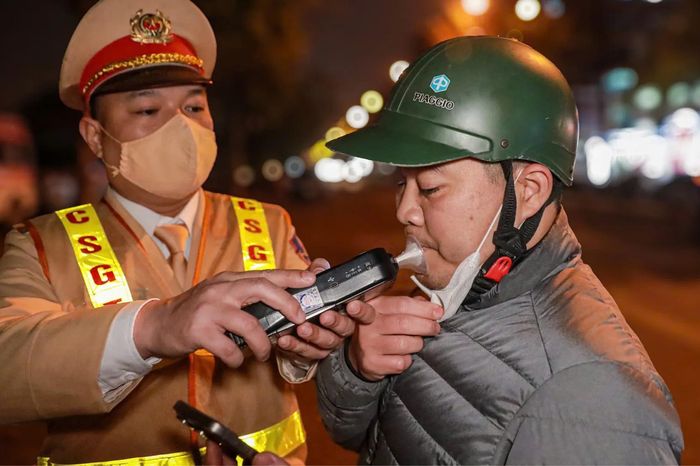 CSGT Thủ đô tăng cường xử lý vi phạm nồng độ cồn - Đài Phát thanh và truyền hình Hà Nội