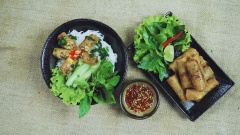 Chả giò tôm bắp giòn rụm, mang hương vị thơm ngon của tôm thịt và các loại rau củ, tạo cảm giác không bị ngấy như thông thường vì món chả giò được chiên với rất nhiều dầu mỡ. Đặc biệt nhất là khi vô tình cắn vào những hạt bắp vàng ươm sẽ thấy vị bắp rất ngọt thanh và dễ chịu. Thêm một chén nước mắm chua ngọt và một tô bún là ta đã có món bún chả giò thơm ngon. Nếu không bạn có thể chấm chả giò với tương ớt thôi là cũng đủ cảm nhận được nét hấp dẫn của những cuốn giả giòn tan này rồi.