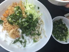 Bày trí bánh tằm bì: Trụng sơ giá cho vào tô, thêm dưa leo, bánh tằm, rau tía tô rau quế. Tiếp đến là bì thính, rưới mỡ hành lên trên. Tùy vào sở thích mà thêm lượng nước cốt dừa và nước mắm cho vừa miệng.