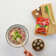 Trộn thịt heo xay với 10gr tỏi băm, 10gr hành lá, 1 muỗng cà phê hạt nêm, ½ muỗng cà phê tiêu xay. Trộn đều hỗn hợp rồi để trong vòng 10 phút cho nguyên liệu thấm đều gia vị.