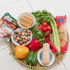 🍀Sơ chế: Ớt chuông, rửa sạch, bỏ hạt rồi cắt hạt lựu. Nấm rơm rửa sạch ngâm vào nước muối pha loãng rồi vớt ra để ráo và cắt hạt lựu. Cần tây rửa sạch để ráo và cắt hạt lựu. Cà rốt gọt vỏ rồi cắt hạt lựu. Sườn non chay ngâm nước nở ra cho mềm rồi vắt ráo nước. Cho sườn chay,đậu hủ và chả chay vào chảo chiên giòn vớt ra giấy thấm dầu rồi cắt hạt lựu.