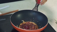 Cho dầu ăn vào chảo cho tỏi vào phi vàng, thêm sốt cà chua vào cho ra màu đẹp,nêm 2 thìa canh dầu hào,1 thìa canh mật dâu.