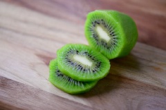 Kiwi, táo, lê, quýt, dâu tây, làm sạch, bỏ hạt nếu cần rồi thái hạt lựu. Lựu bổ đôi, tách hạt và giữ nguyên phần vỏ. Cho nam việt quất vào máy xay thực phẩm, xay nhỏ.