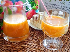 Sinh tố bí đỏ táo thơm ngon, bỗ dưỡng, tốt cho tiêu hóa còn yếu, thích hợp cho các bé nhà sử dụng. Các bạn có thể xay sinh tố rồi cho đông đá viên, đợi khi dùng thì lấy ra xay lại nhé!