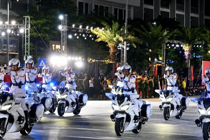 Hình ảnh ấn tượng của cảnh sát vừa lái mô tô vừa bắn súng - Báo Tiền Phong