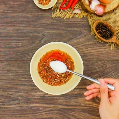 Để làm sốt muối ớt: bạn cho 2 muỗng canh tương ớt, 1 muỗng canh ớt bột, 1 muỗng canh nước mắm, 1/2 muỗng cà phê muối, 3 muỗng cà phê đường khuấy đều lên. Băm nhuyễn 10gr ớt, 10gr tỏi và 10gr hành tím. Bắt một chảo nóng cho vào 2 muỗng canh dầu đun sôi, phi thơm ớt, hành tím và tỏi băm. Rồi cho nước mắm ớt vào xào đều cho đến khi sốt sệt lại.