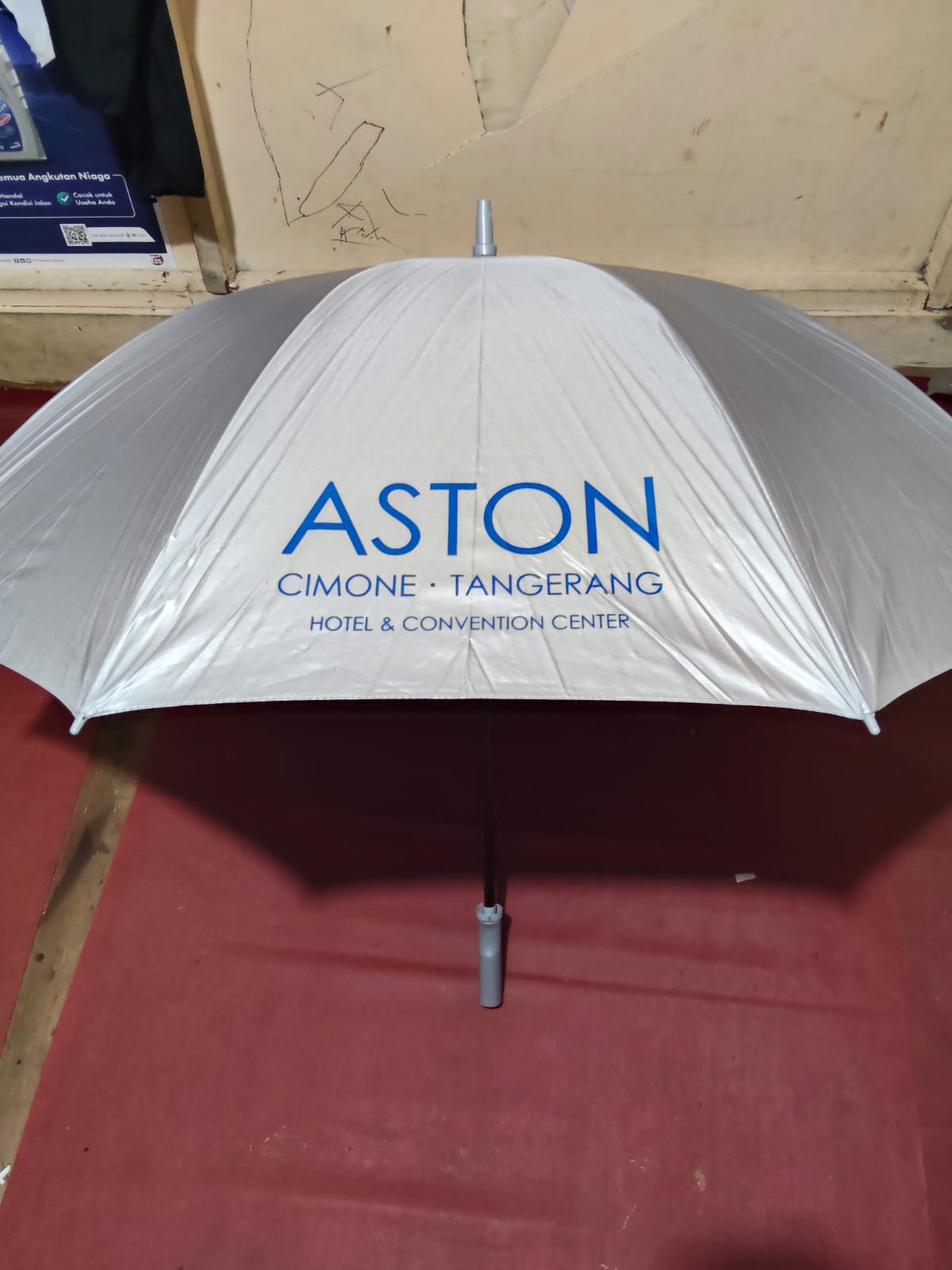 Payung custom putih untuk Aston — Sekar Printing