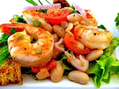 Cho bánh mì đã nướng lên trên đĩa salad là có ngay món ăn vừa đẹp, vừa giòn thơm.