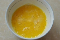 Trứng gà cho ra chén, đánh tan. Cà chua bi rửa sạch.