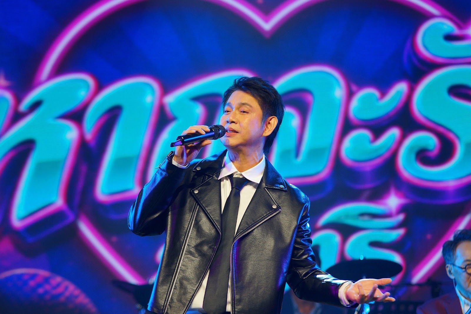โลกมายายังงดงาม! “ชาตรี อิน คอนเสิร์ต โลกมายา” ปิดประวัติศาสตร์ความประทับใจหน้าใหม่ รวมตัว 5 สมาชิกในตำนาน จัดเต็มร่วม 5 ชั่วโมงแห่งความสุข   กับ 50 เพลงฮิตกระหึ่มไอส์แลนด์ฮอลล์ ภาพที่ 7
