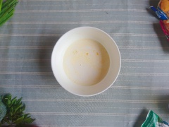 Trứng gà đánh đều, thêm muối, đường và sữa tươi. Dùng đũa hoặc nĩa đánh trứng sao cho tất cả nguyên liệu hòa quyện với nhau.