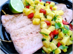 Đặt cá hồi bên dưới rồi cho salad lên trên và thưởng thức!