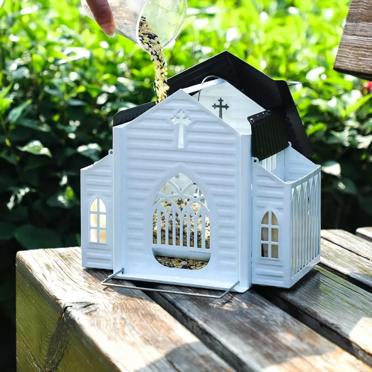 Kirchliche Metall-Vogeltränke für den Garten
