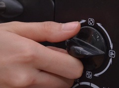 Gà rửa sạch, thấm khô, cắt miếng gà 1,5-2cm. Bật trước lò nướng ở nhiệt độ 205 độ C. Trứng gà đánh tan. Gà nhúng vào trứng gà, lăn qua bột chiên giòn, lăn qua bột chiên xù đặt vào khay nướng. Rưới chút dầu ăn. Nướng gà chín vàng khoảng 12-14 phút. Sau đó lấy gà ra khỏi lò, lăn gà qua phô mai và rắc chút muối.