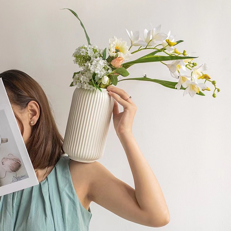 Keramikblumenvase mit Rillen, modern, Weiß