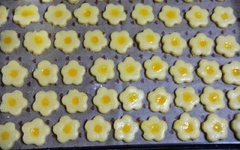 Cho bánh vào lò, nướng ở 170 độ C trong vòng 10 - 15 phút hoặc đến khi bánh chín vàng.