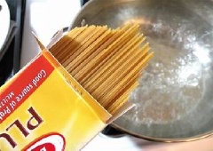 Đun sôi nước với một chút muối rồi cho mì vào luộc chín. Sẽ mất khoảng 8-10 phút tùy vào từng loại mì. Hành boa rô rửa sạch, cắt nhỏ.
