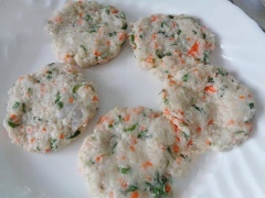 Thoa chút dầu lên tay viên từng miếng chả tròn, dẹt như bánh rán. Cho chả vào xửng, đặt vào nồi nước đang sôi, hấp 3 phút.