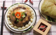 Khi dùng chỉ việc lấy ra khỏi tô, trang trí tùy thích và cắt thành miếng vừa ăn.