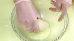 Rây 100g bột mì, 1g men nở và 10g đường bột vào tô lớn, khuấy đều. Sau đó rưới từ từ 60ml sữa ấm vào tô bột, khuấy lên rồi dùng tay nhồi bột thành khối đồng nhất. Đặt khối bột lên mặt phẳng chống dính, nhồi liên tục trong khoảng 10 phút rồi bọc màng thực phẩm lại, để yên ủ cho bột nở gấp đôi.