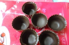Khuấy hỗn hợp đều đồng nhất. Lúc này thì lấy khuôn bánh chocolate đen trong tủ lạnh ra.