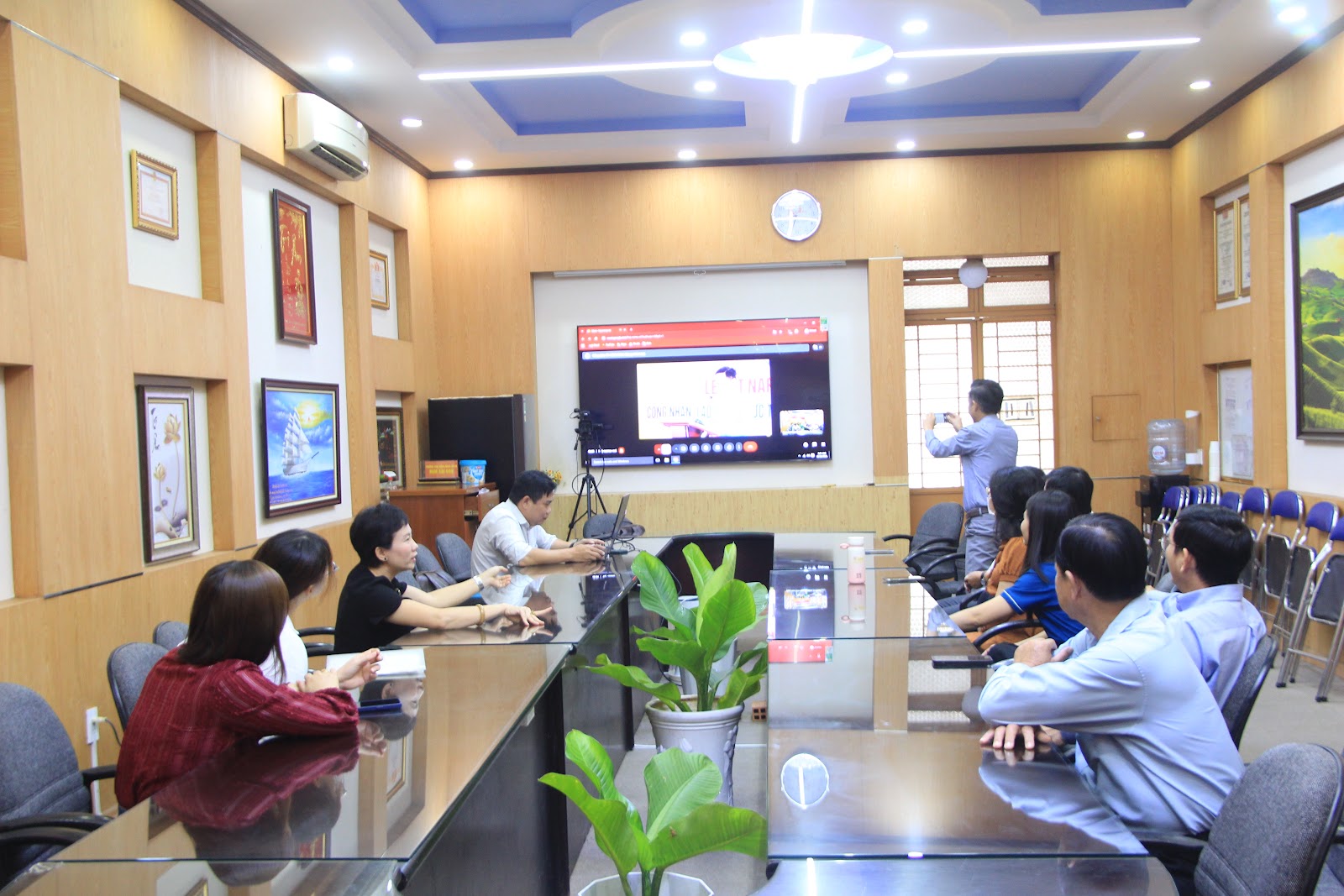 Lễ kết nạp Đảng viên mới tại Nghĩa trang Hàng Dương cho quần chúng Mai Anh Thy (CB1) và Lê Phương Thảo (CB5)