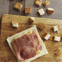 Sắp xếp nguyên liệu theo thứ tự sandwich - jambong - sốt - jambong - sandwich