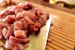 Gà thì bạn có thể dùng thịt đùi hoặc ức gà tùy ý, nhưng nhớ bỏ da và lóc hết xương đi nhé. Tách 4 lòng trắng trứng vào một tô, lòng đỏ cho ra một tô khác. Cho bột bắp vào tô đựng lòng trắng trứng rồi đánh đều tay. Cho thịt gà vào tô đựng hỗn hợp vừa đánh, để thấm đều trong 5 đến 10 phút.