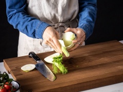 Lột bỏ phần vỏ bên ngoài củ tiểu hồi, thái nhỏ. Cà chua bi rửa sạch, thái đôi. Ớt sừng rửa sạch, thái lát nhỏ. Bắc chảo lên bếp, cho dầu olive vào đun nóng, sau đó cho tiểu hồi vào xào trong khoảng 7 phút cho mềm, nêm thêm muối và tiêu.