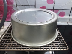 Làm nóng trước lò nướng ở 160 độ C trong khoảng 10 phút. Đặc khuôn bánh đã chứa hỗn hợp làm bánh chuối nướng lên khay, cho vào lò nướng, điều chỉnh thời gian làm bánh chuối nướng khoảng 40-45 phút là được. Cho bánh ra rack để nguội bớt rồi trút bánh chuối nướng ra khỏi khuôn, cắt nhỏ và thưởng thức.
