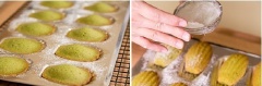 Chuẩn bị khuôn hình sò, phết một lớp bơ lên sau đó rắc đường bột lên khuôn. Lấy bột ra, dùng muỗng múc thành từng phần cho vào khuôn, dàn đều rồi cho bánh vào lò nướng ở 190 độ C khoảng 11 - 13 phút và đến khi thấy bánh có màu xanh vàng đẹp thì lấy ra. Lật ngược bánh lên rắc thêm chút đường bột và thưởng thức.