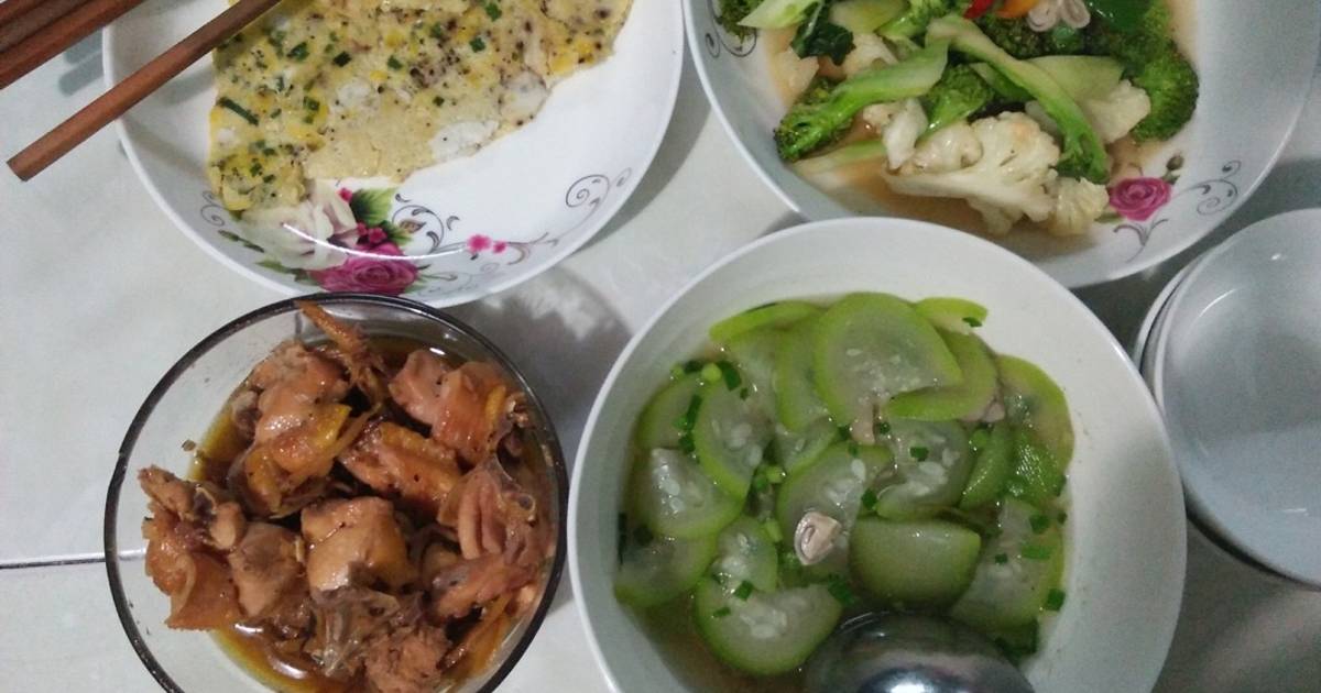 Gà kho gừng-canh dưa hấu non nấm rơm-bông cải xào