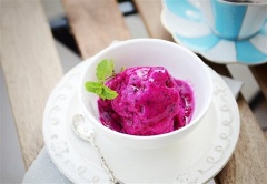 Múc sorbet thanh long ra ly rồi trang trí một nhánh bạc hà bên trên cho đẹp mắt nào! Sorber thanh long có màu sắc rất bắt mắt, vị ngọt dịu tự nhiên pha lẫn vị chua nhẹ đặc trưng của thanh long.