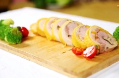 Giò gà nấm cho ngày Tết với thịt gà béo dai cùng giò sống, nấm thơm ngon hấp dẫn. Giò gà nấm này có thể chấm cùng tương ớt cay cay ngon tuyệt. Với cách làm giò gà nấm hương này, cả nhà sẽ ăn cực ngon, lại chống ngán nếu dùng quá nhiều món ăn thịt mỡ đấy.