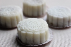 Giờ bạn chỉ cần bày bánh ra dĩa kèm theo bình trà nóng nữa và mời mọi người thưởng thức thôi nè. Bánh trung thu dẻo nhân hạt dẻ với vị thơm ngon, ngọt thanh cực hấp dẫn sẽ là món bánh tuyệt vời cho mùa Trung thu này đấy.