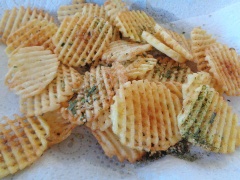Cho khoai tây ra tô. Thêm muối chips vào, xóc đều là có thể thưởng thức ngay.