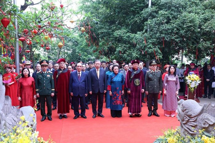 Tổng Bí thư, Chủ tịch nước Tô Lâm dâng hương tri ân Vua Hùng - Báo Văn hóa