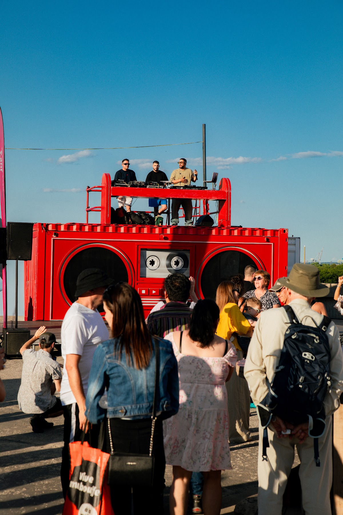 La sc&egrave;ne Boombox et la foule sur l&rsquo;Esplanade