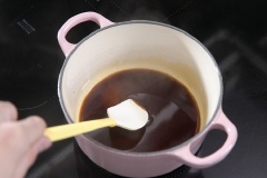 Cho các nguyên liệu làm nước sốt gồm 3 muỗng canh nước tương, 2 thìa cà phê đường, 1 thìa cà phê rượu vang trắng vào nồi và đun sôi, vừa đun vừa khuấy đều.
