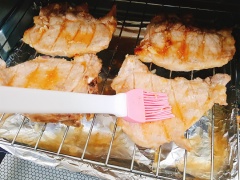 Cho 2/3 phần nước sốt vào thịt, trộn đều. Phần nước sốt còn lại dùng để phết lên thịt khi nướng để thịt đậm đà hơn. Ướp thịt trong 30 phút cho thịt thấm gia vị. Làm nóng lò ở 200 độ C, cho thịt vào nướng cùng cam cắt lát khoảng 20 phút thì lật mặt sườn lên rồi nướng tiếp mặt còn lại thêm 15 phút. Khi nướng bạn nhớ phết thêm nước sốt để thịt không bị khô nhé.