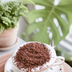 Ba loại socola sữa nóng - món uống ngon lành, không cần thêm đường vì socola trắng và socola sữa đã ngọt sẵn vị rồi nè. Nếu bạn nào muốn vị đắng nhiều hơn thì có thể tăng giảm định lượng của socola đen lên. Socola sữa này dùng cho bữa sáng hoặc vào một buổi tối trời se se lạnh sẽ cực kỳ thích thú luôn đó nha. Để có thể làm ra một thức uống giữ ấm người như socola sữa sẽ không hế khó đâu nhé. Lưu ngay cách làm socola sữa này ngay nhé!