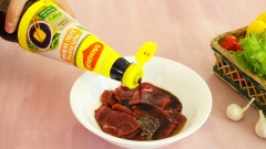 Rửa sạch 200gr thịt thăn bò, cắt lát mỏng. Ướp thịt bò với ½ muỗng cà phê tiêu, 1 muỗng canh mật ong, 1 muỗng canh nước tương Maggi trong 15 phút cho thấm gia vị.