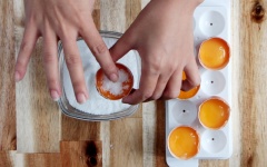 Phủ thật nhiều muối lên trên cho bao kín lấy lòng đỏ rồi đặt vào khay trứng. Nên đặt thẳng đứng vì nếu để nghiêng thì hôm sau chất dịch tiết ra từ quá trình muối sẽ tràn ra ngoài và không thể có thành phẩm đâu nhé!