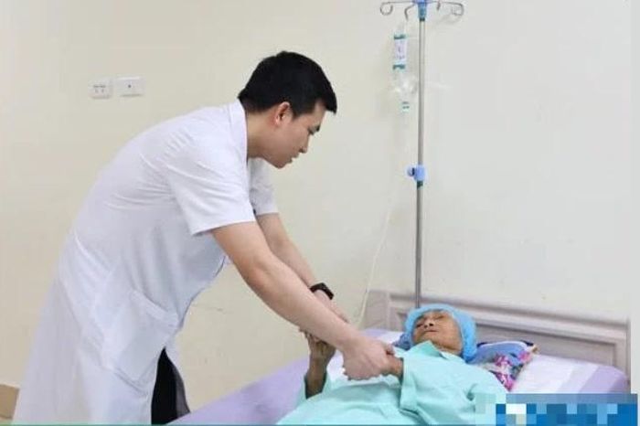 Gây mê thức tỉnh lấy máu tụ não giúp cụ bà 98 tuổi phục hồi thần kỳ - Báo Tri thức &amp; Cuộc sống