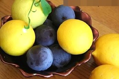 Mận hậu cắt đôi, tách bỏ hạt. Chanh vắt lấy nước cốt. Thả mận đã tách hạt vào máy xay.
