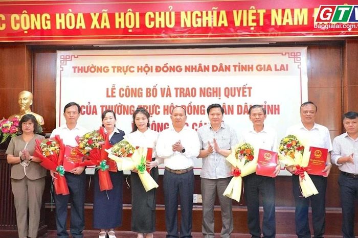 Toàn cảnh Gia Lai 24h: Công bố và trao Nghị quyết của Thường trực HĐND tỉnh Gia Lai về công tác cán bộ - Báo Gia Lai